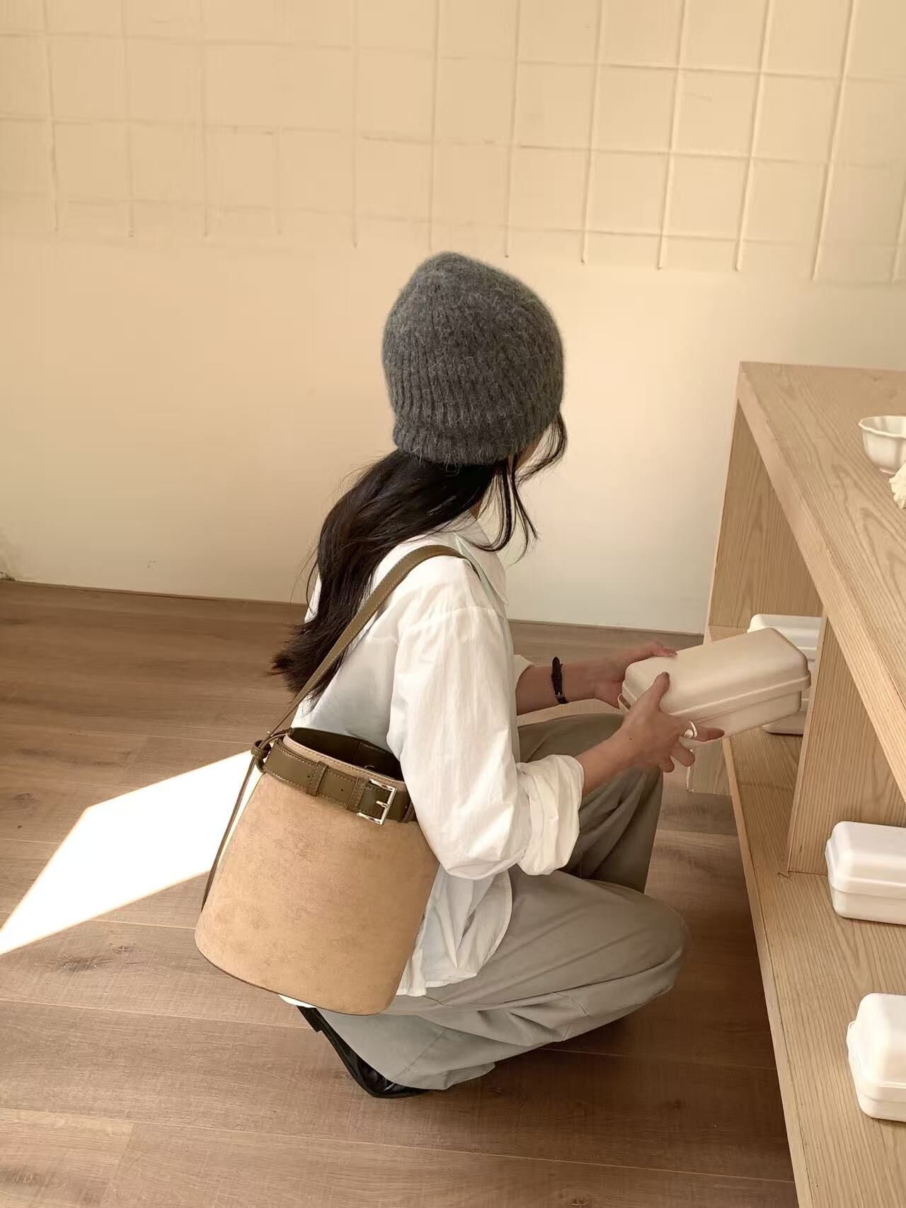 皮帶扣造型水桶包(咖啡)