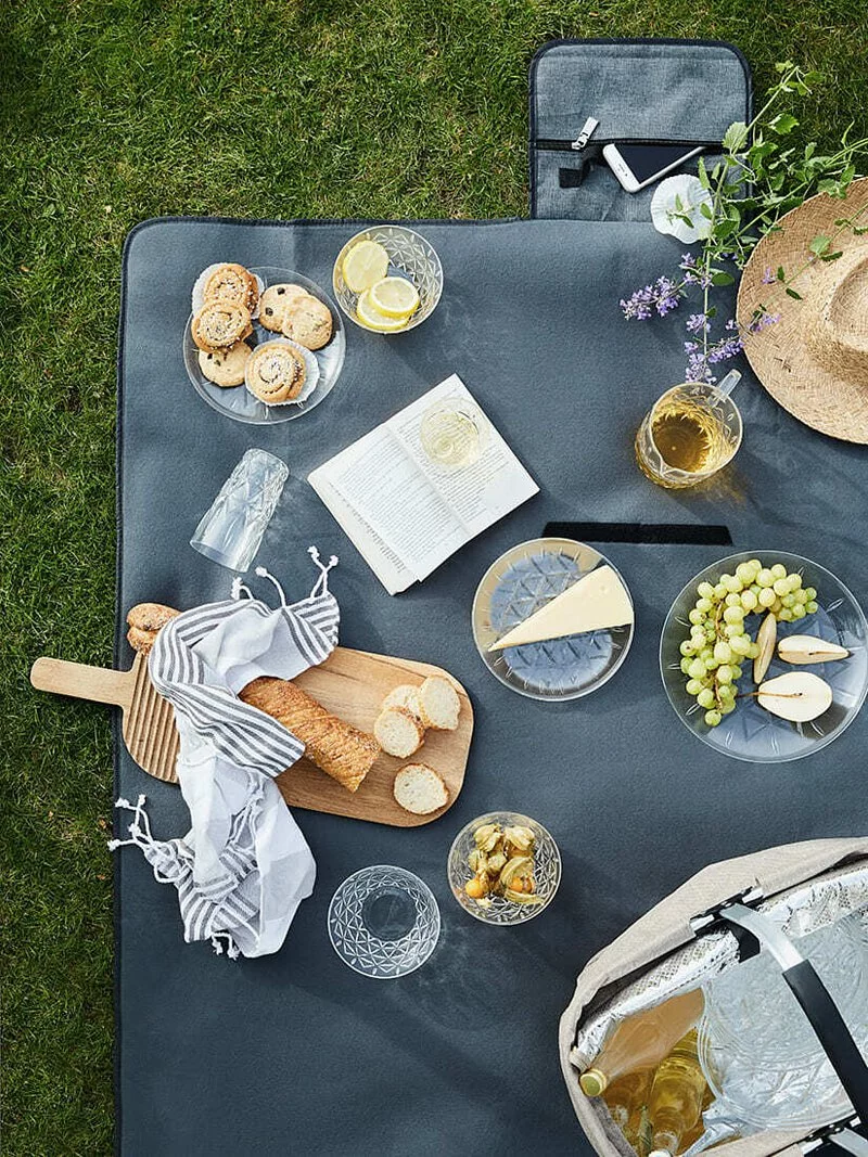 Sagaform-野餐墊底部採用防水材質,收納簡單俐落,野餐、露營都能輕鬆在大自然中坐下享受。