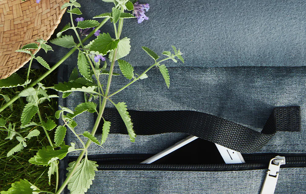 Sagaform-野餐墊,側邊有小夾層拉鍊袋可放手機或小物品