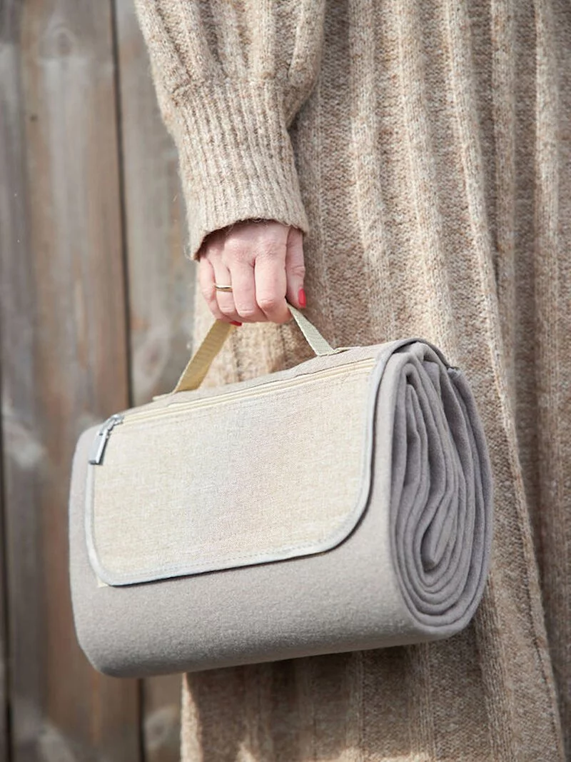 Sagaform-野餐墊,亞麻色,捲起盛手提袋形式,拿在手上也非常有質感