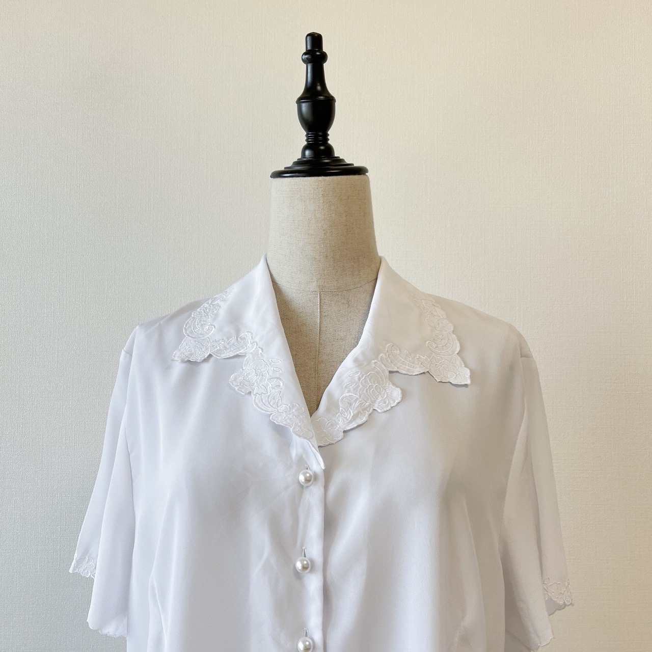 白色V領刺繡古著上衣