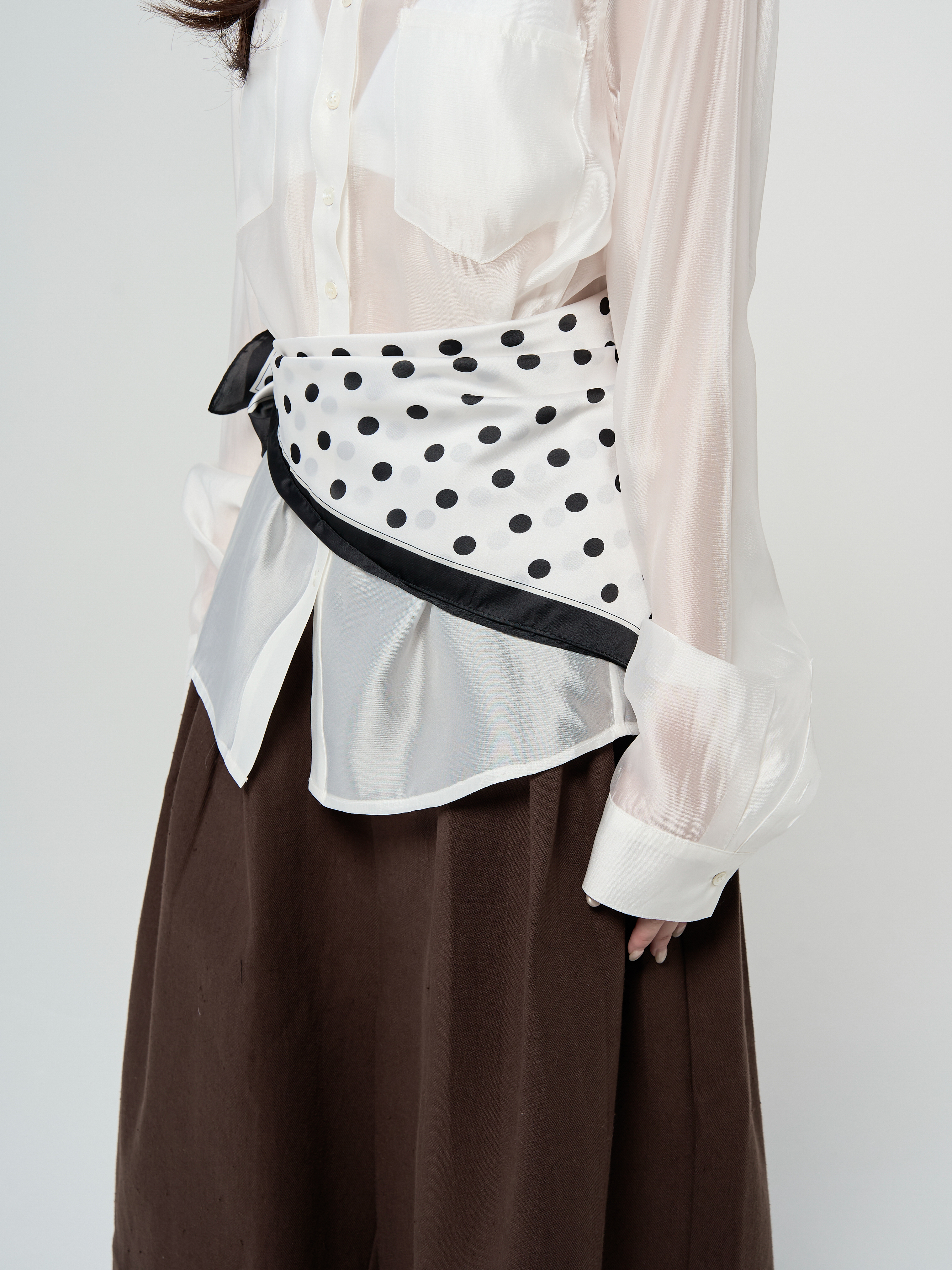 大圓點方形絲巾