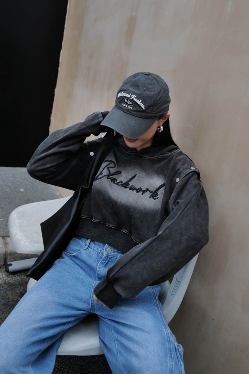 刺繡有釦灰系短版棉上衣