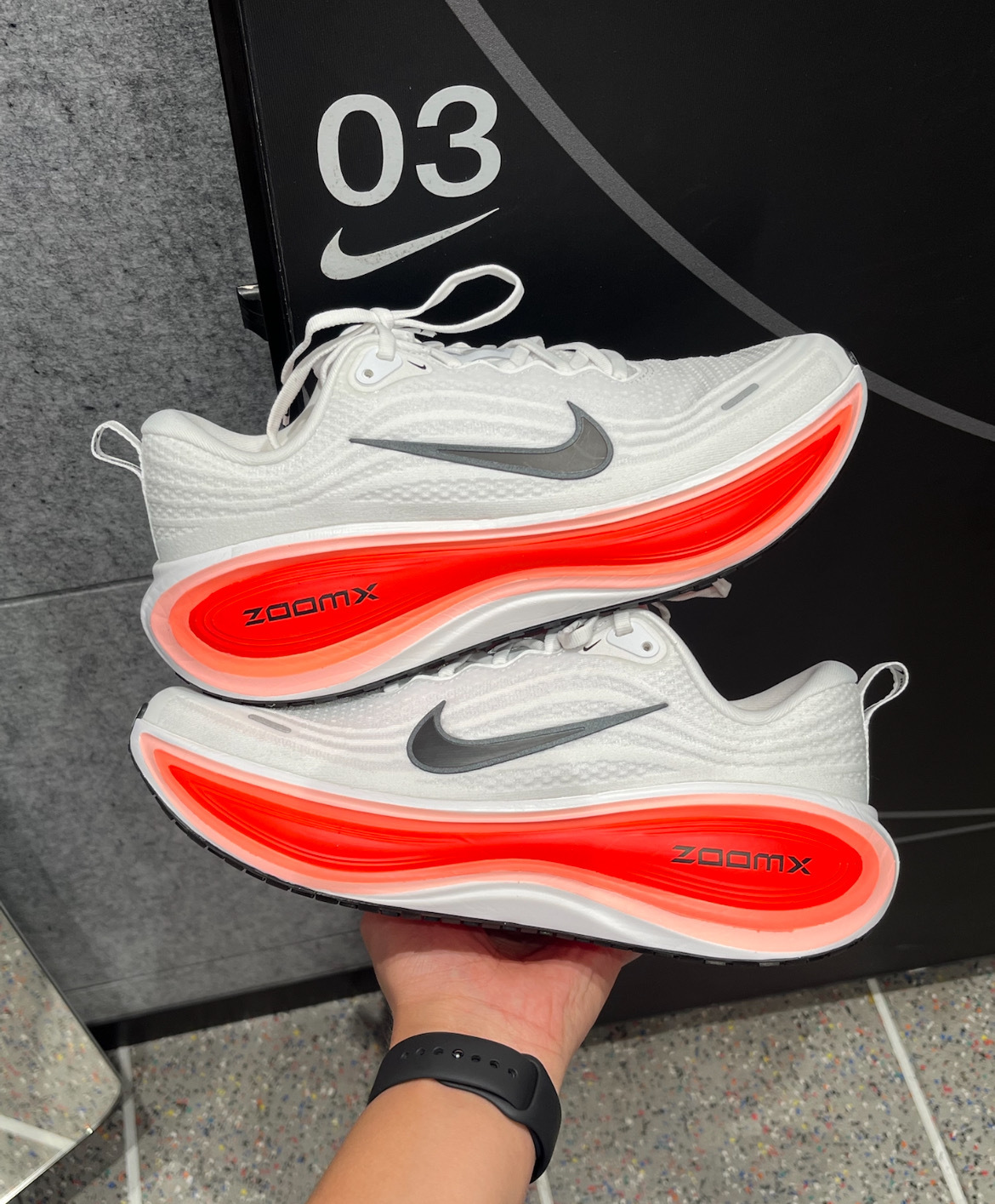 男鞋 NIKE VOMERO PLUS 白紅 氣墊 緩震 網布 透氣 休閒 跑步 運動鞋【HV8150-100】