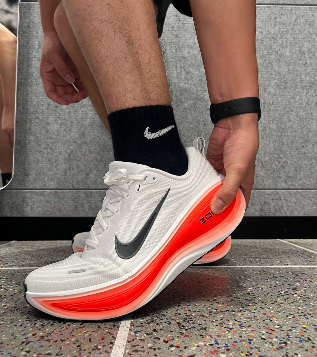 男鞋 NIKE VOMERO PLUS 白紅 氣墊 緩震 網布 透氣 休閒 跑步 運動鞋【HV8150-100】