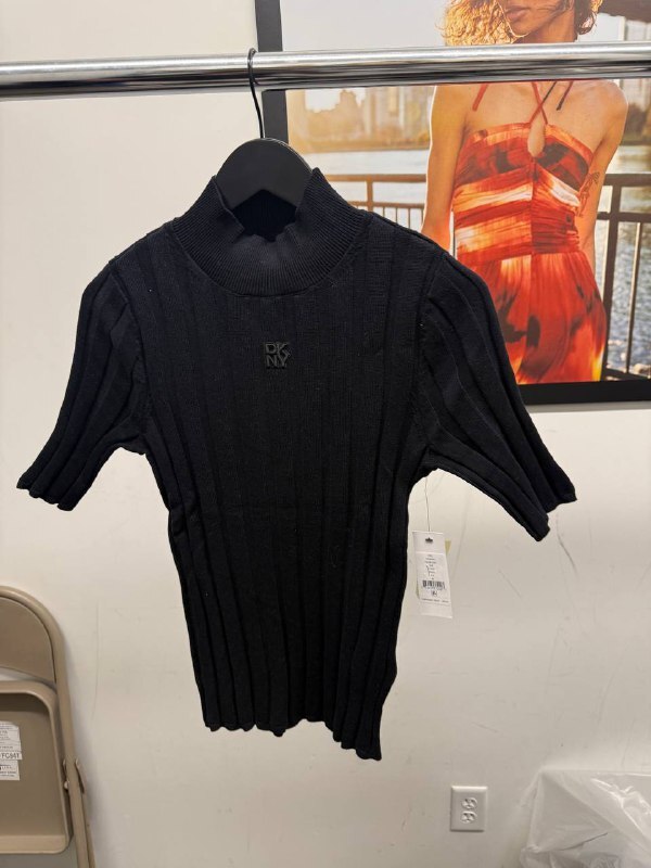 [U] DKNY BLACK ELBOW SLEEVE WIDE RIB MOCK NECK WITH LOGO PATCH, DJ5R0843-BLK (UD74)