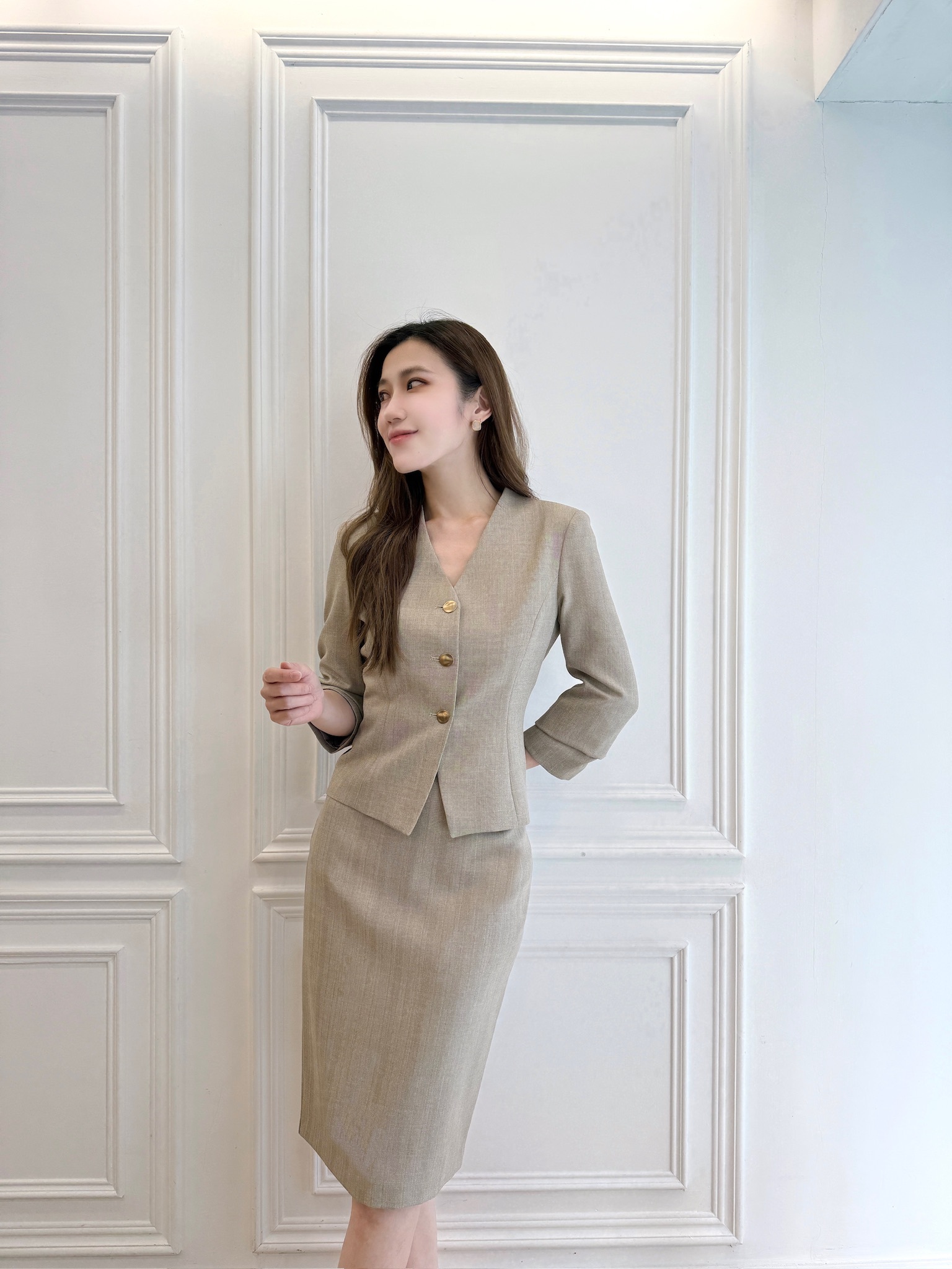 V領金釦織紋窄裙套裝-沙