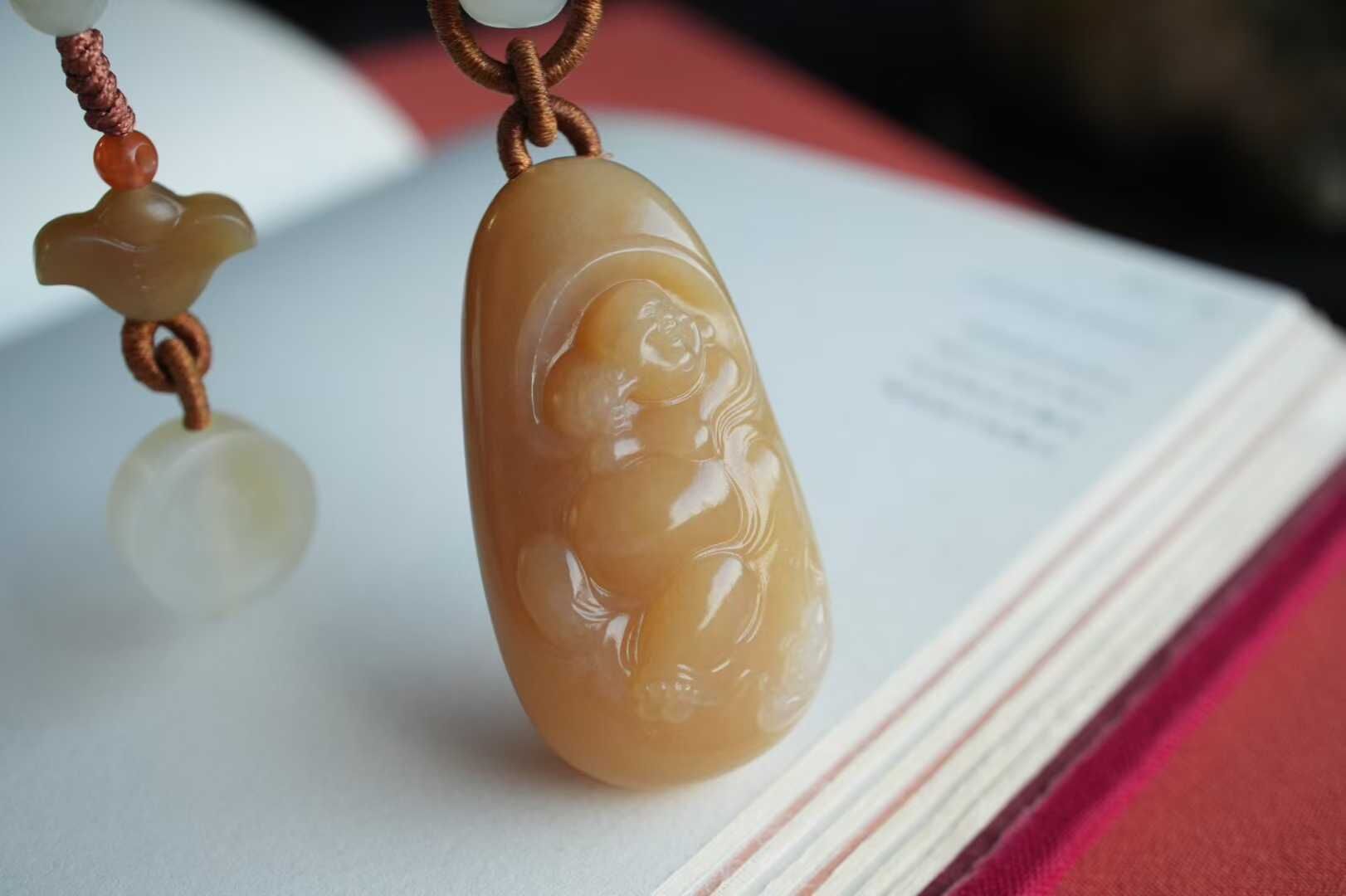 和田玉且末糖白料“花開見佛”彌勒佛掛件,天然和田玉軟玉