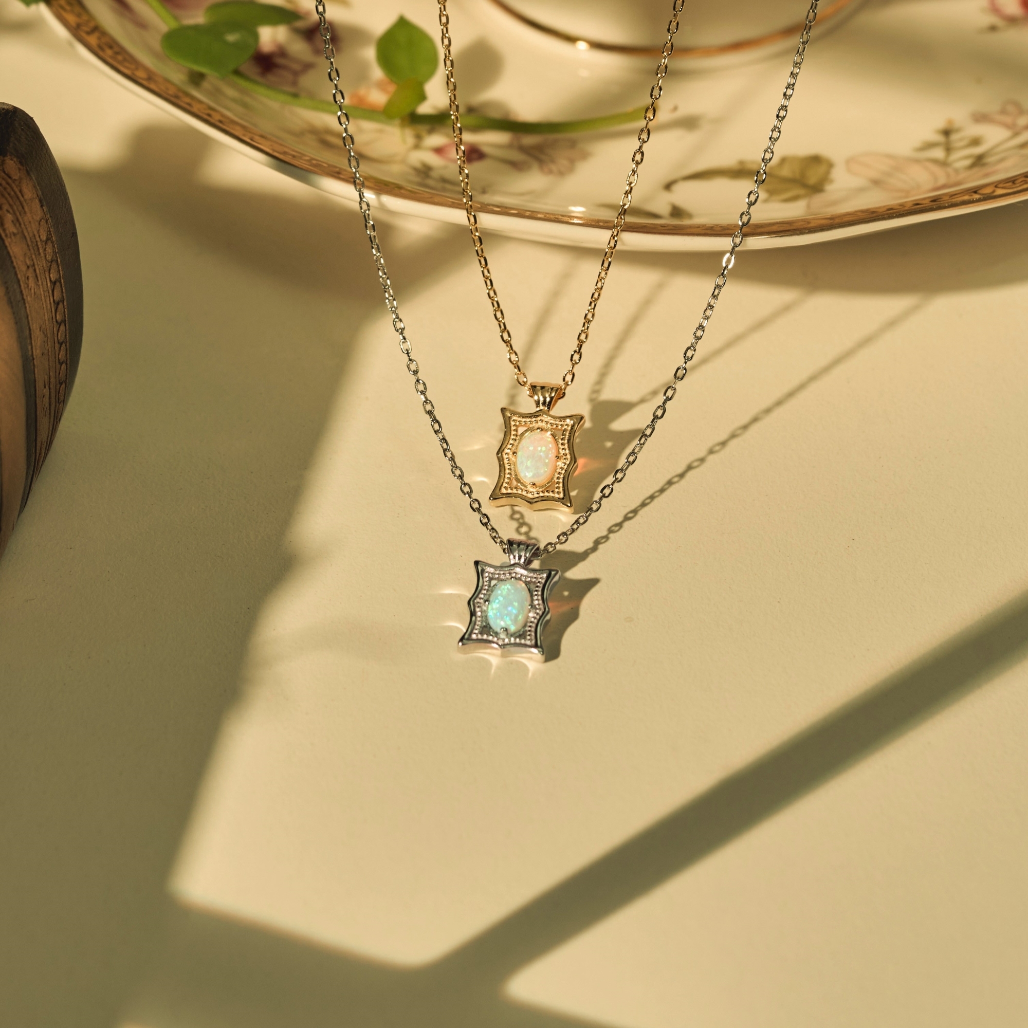 925純銀項鍊,鑲嵌人造環保蛋白石,以浮雕窗花造型營造復古氛圍