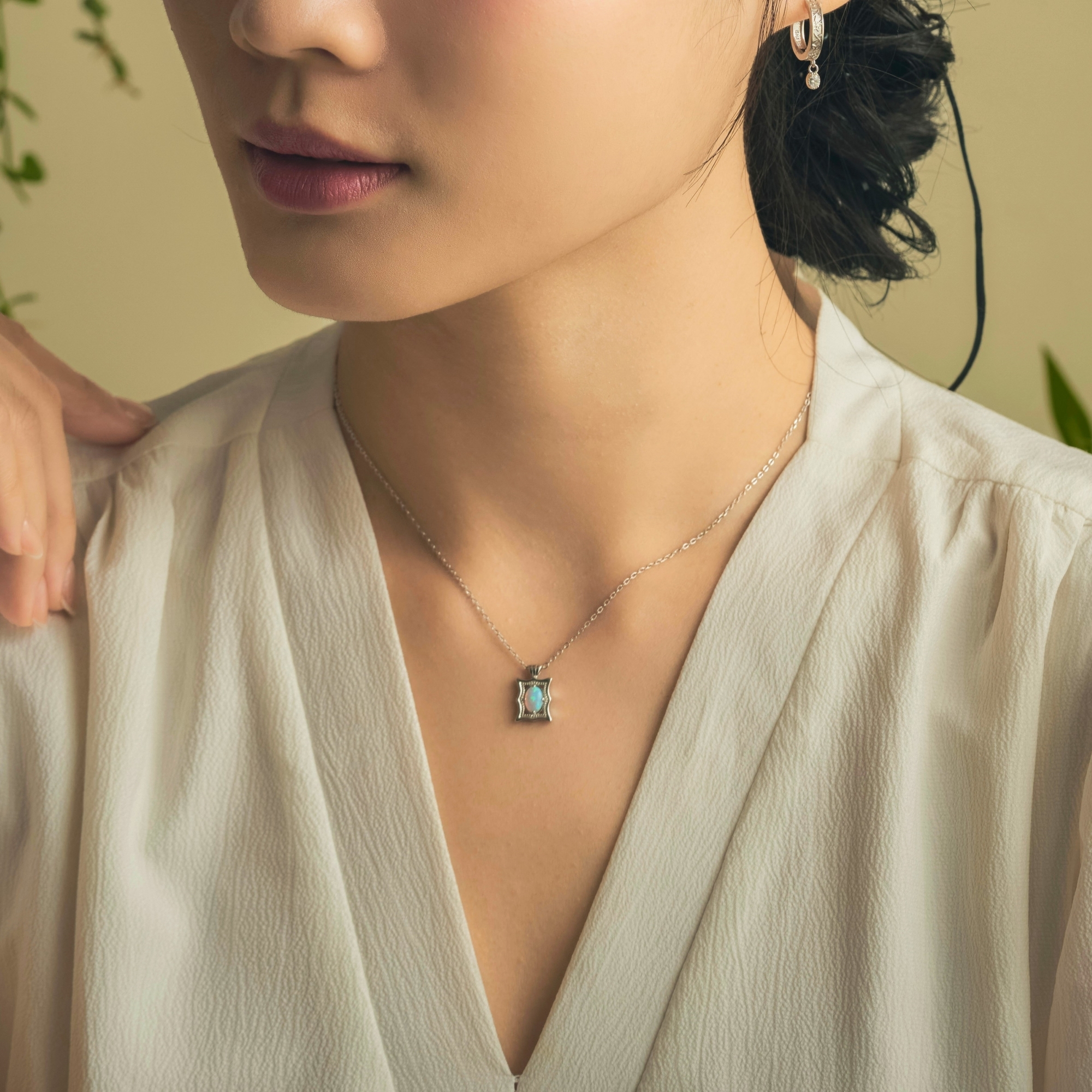 925純銀項鍊,鑲嵌人造環保蛋白石,以浮雕窗花造型營造復古氛圍