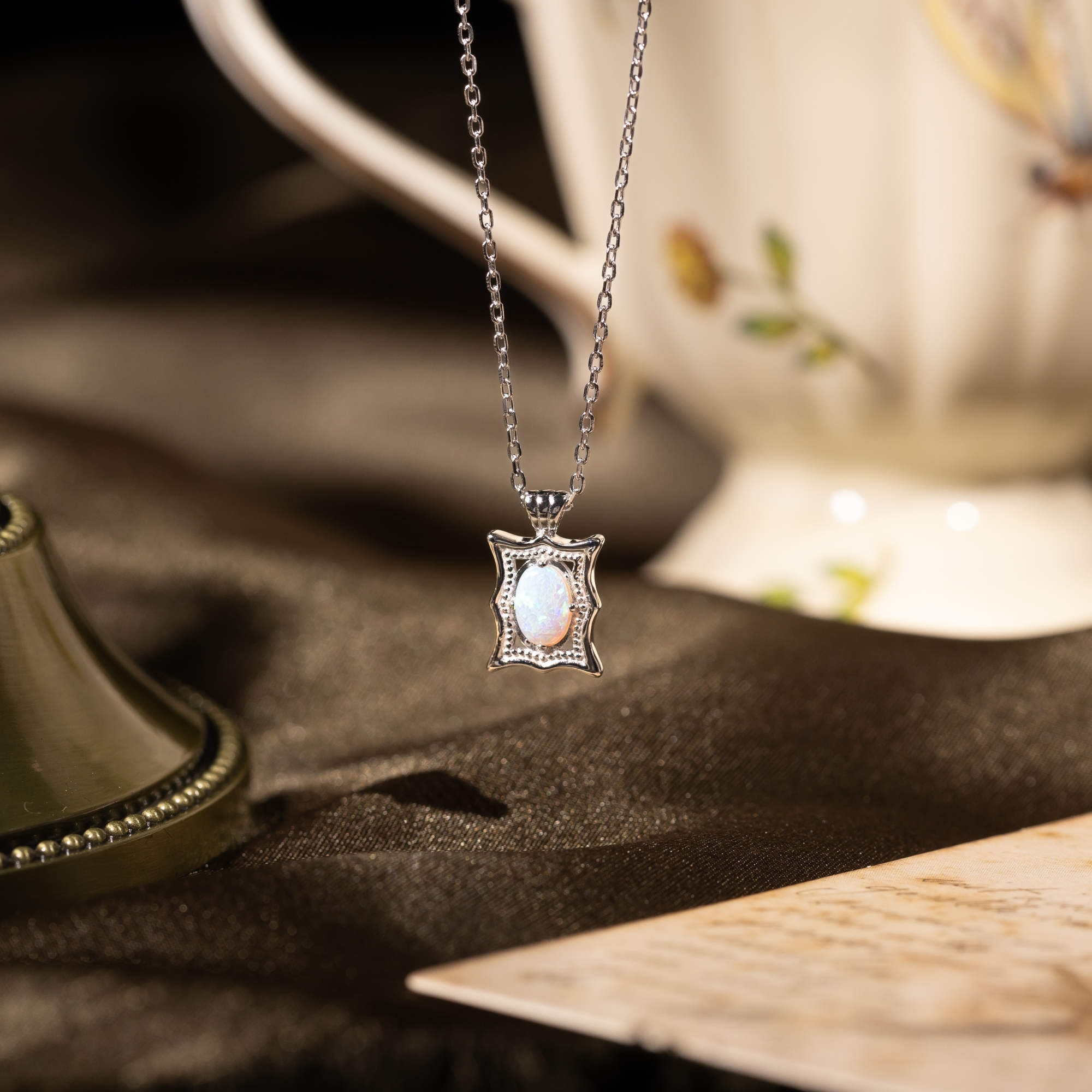 925純銀項鍊,鑲嵌人造環保蛋白石,以浮雕窗花造型營造復古氛圍