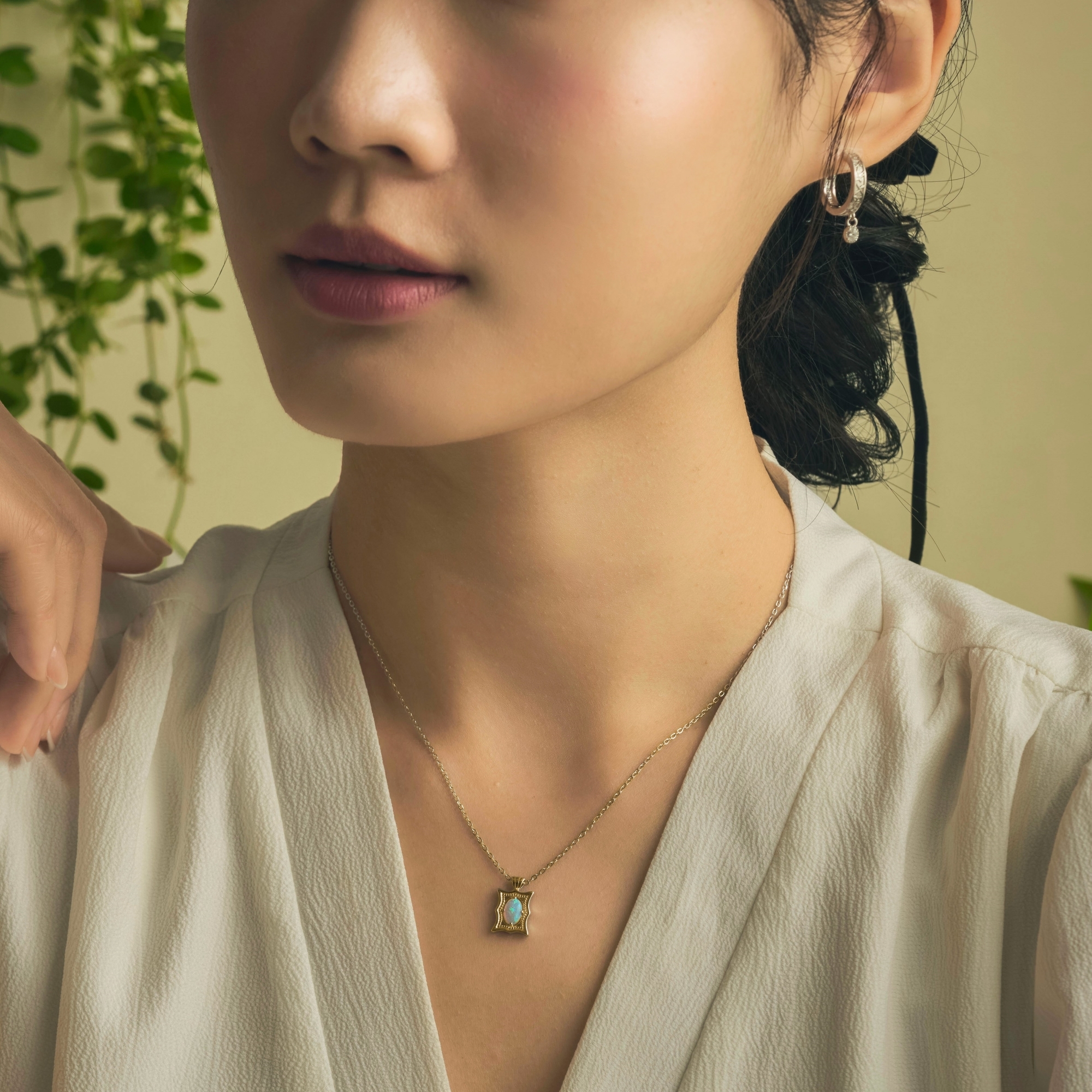 925純銀項鍊,鑲嵌人造環保蛋白石,以浮雕窗花造型營造復古氛圍