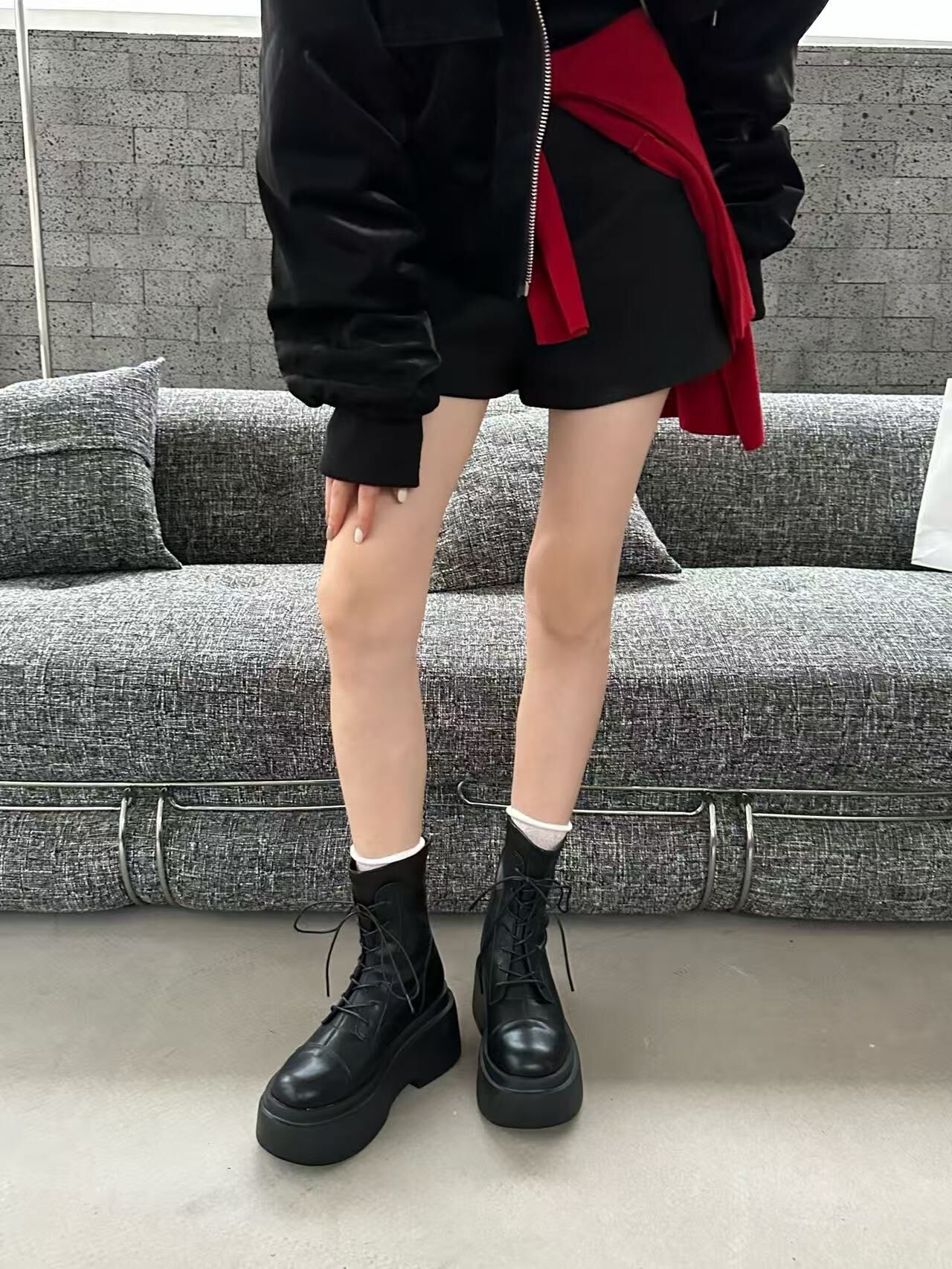 免綁繩後拉鍊超厚底短靴(黑38.39)