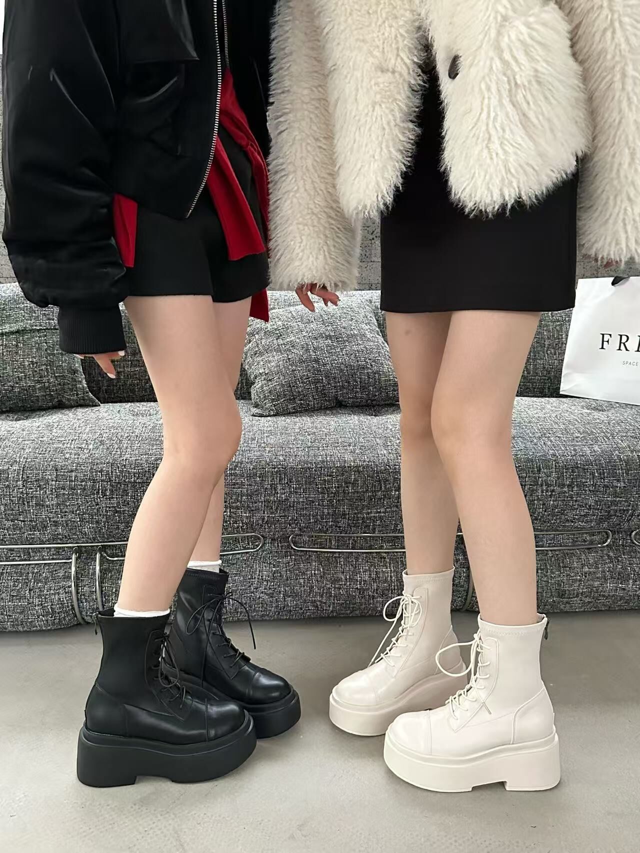 免綁繩後拉鍊超厚底短靴(35-41)