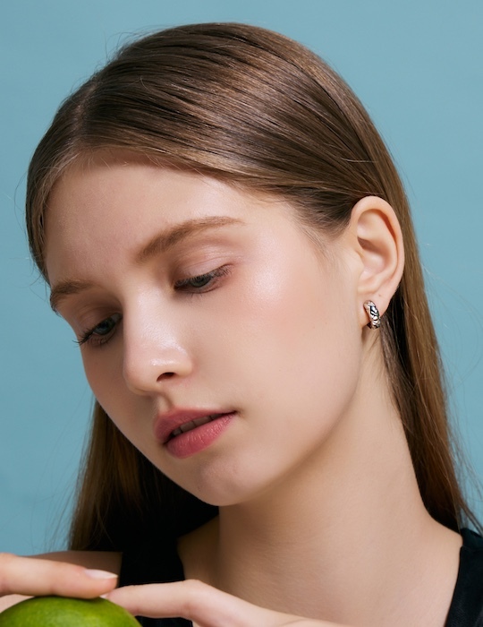 圓潤設計菱格。夾式耳環(銀)