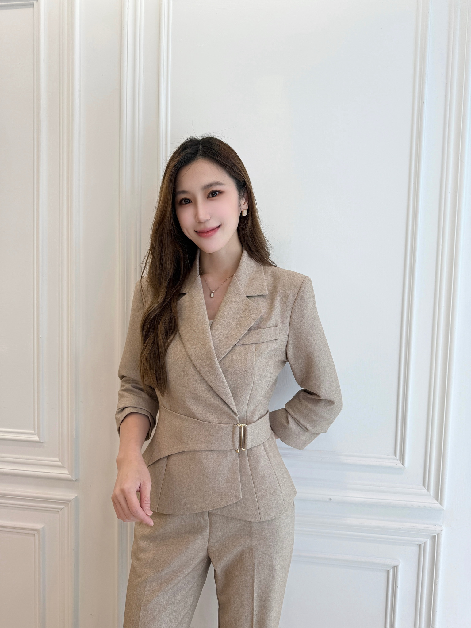 優雅側釦翻領織紋套裝-沙