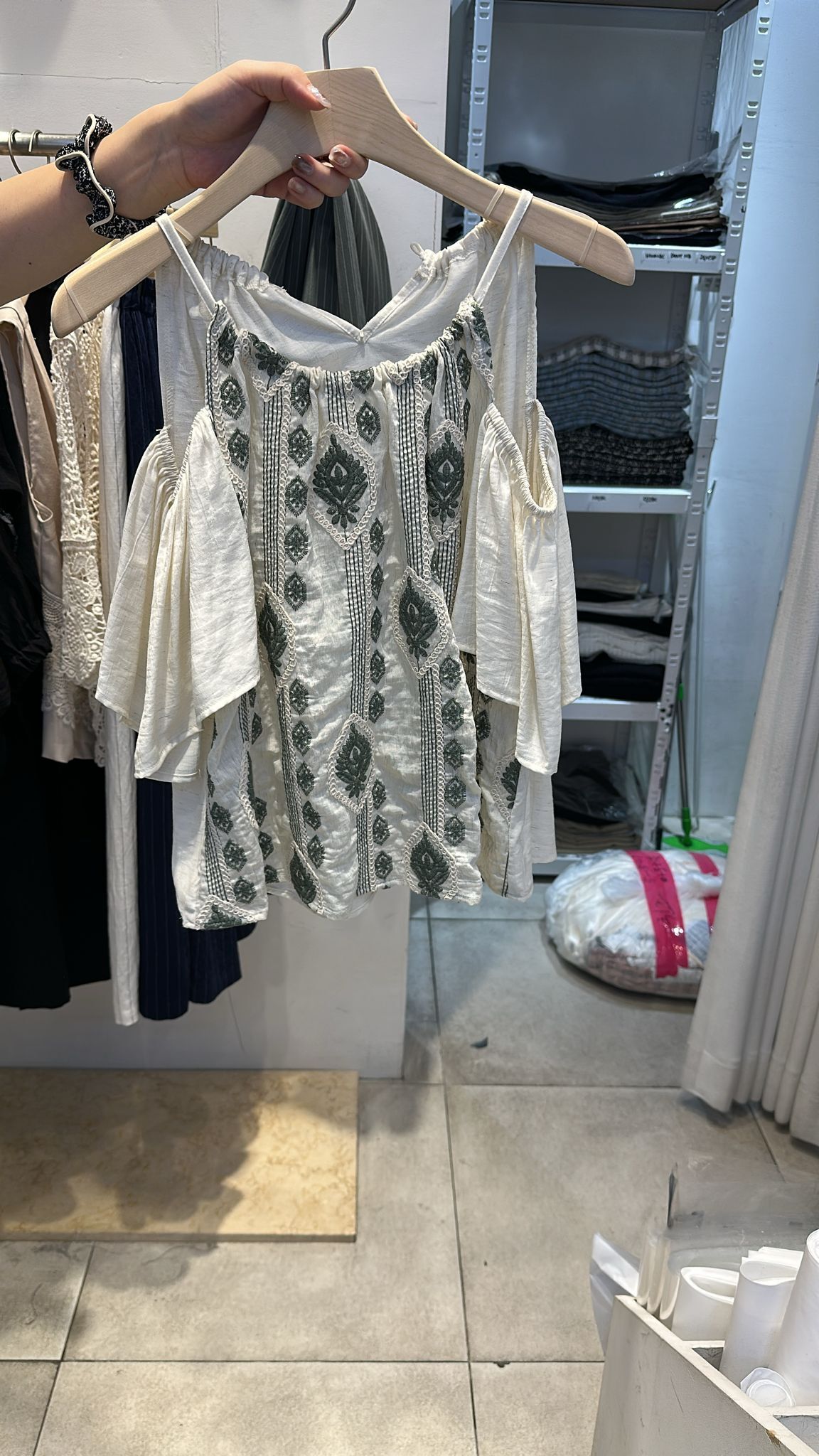 AA87 露肩繡花上衣