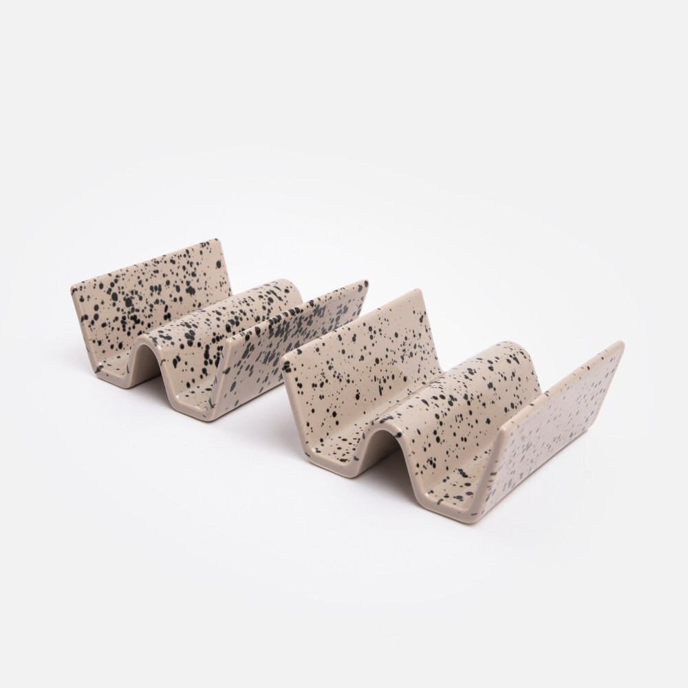 Sagaform Ditte Taco架2入組,特色餐桌用品,由材質堅硬的炻器手工燒製而成。