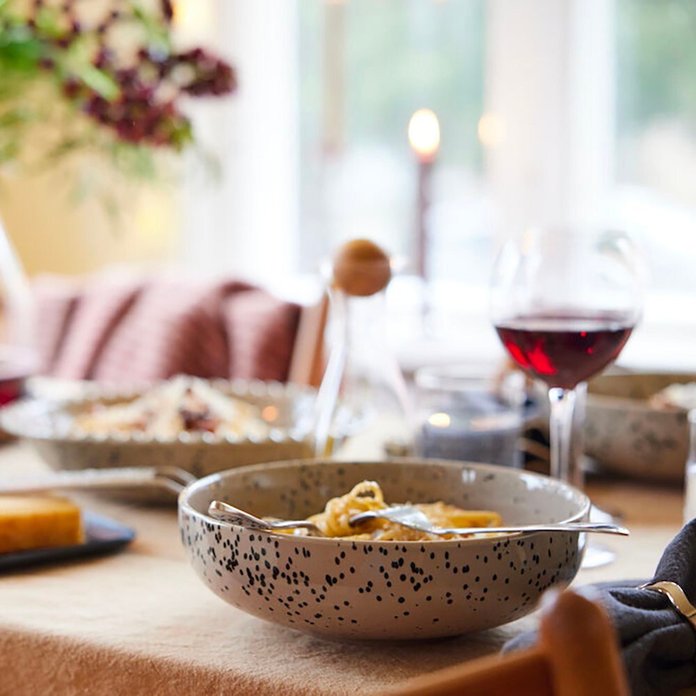 Sagaform Ditte 碗21cm,炻器材質,搭配黑點飛濺圖案,增加食物可口感受