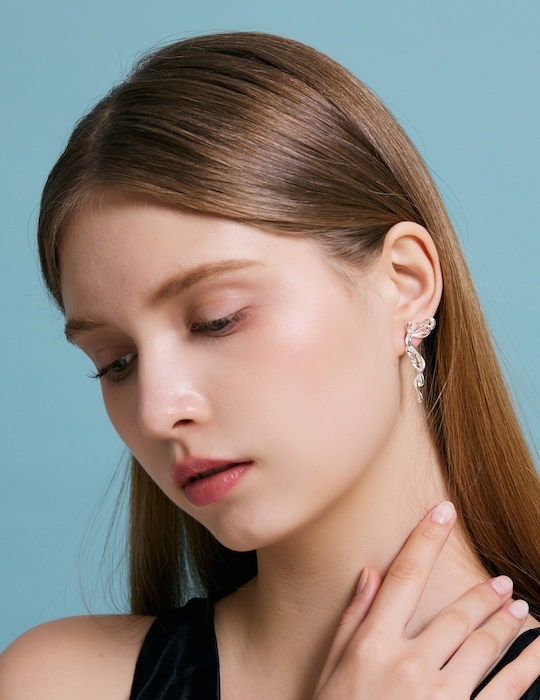 光澤點鑽蝴蝶結。針式耳環