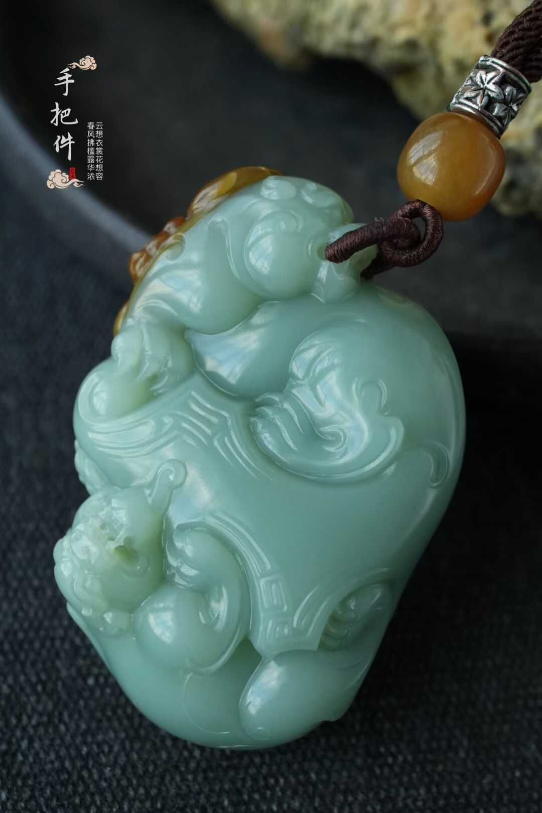 96446 和田玉特色原皮“福財雙至”雙色瑞獸手把件