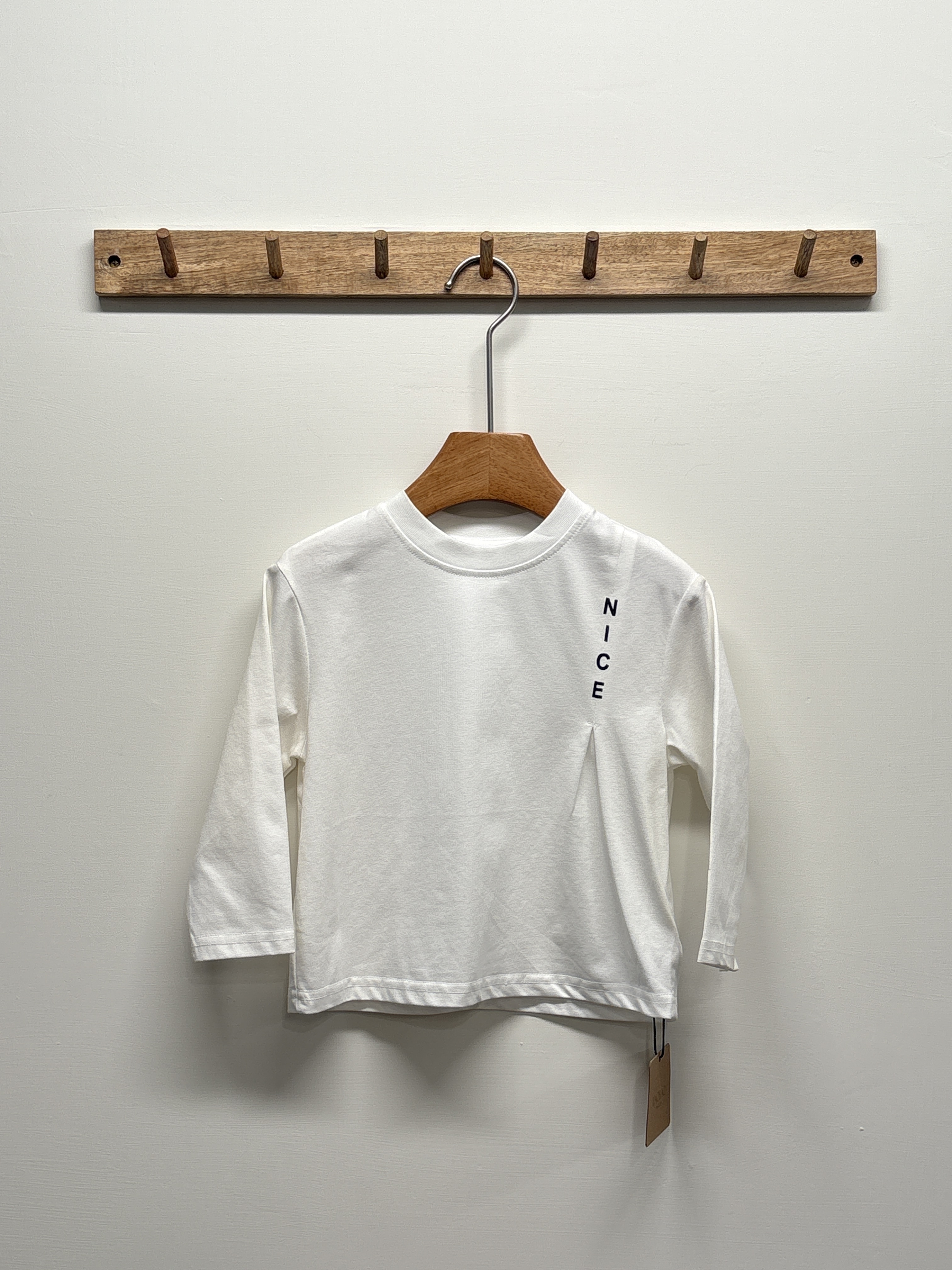 A03136英文字標白T