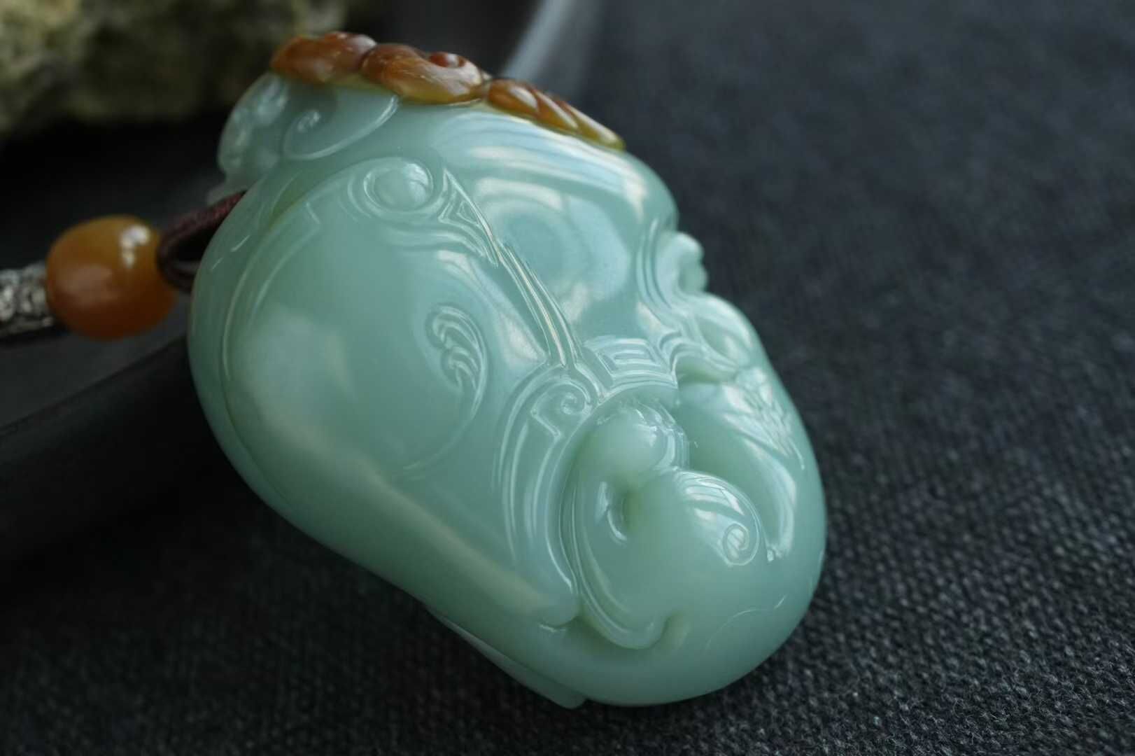 96446 和田玉特色原皮“福財雙至”雙色瑞獸手把件