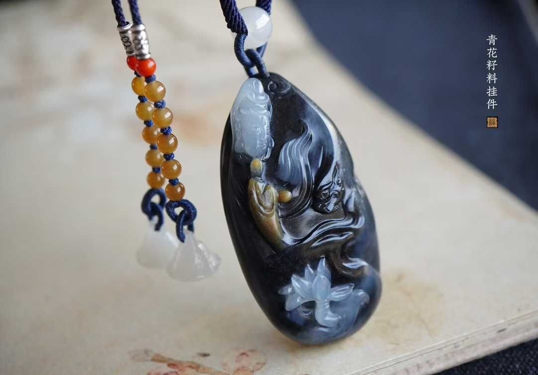 96447 和田玉三色青花籽料“妙法蓮華”觀音掛件