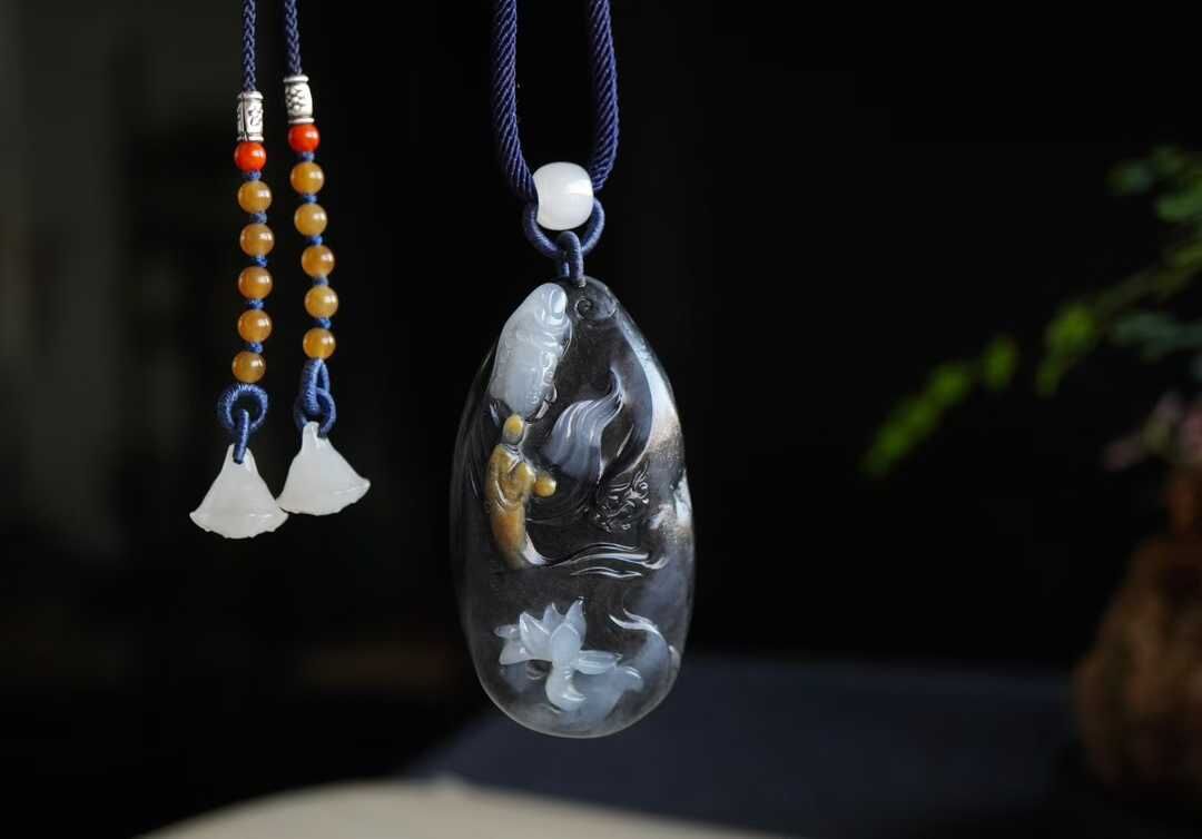 96447 和田玉三色青花籽料“妙法蓮華”觀音掛件