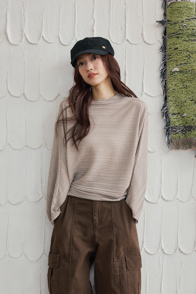 微高領飛鼠袖壓紋上衣