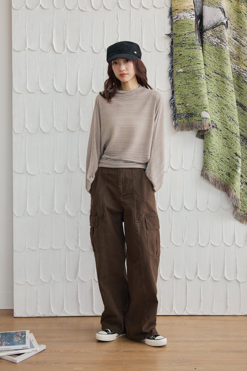 微高領飛鼠袖壓紋上衣