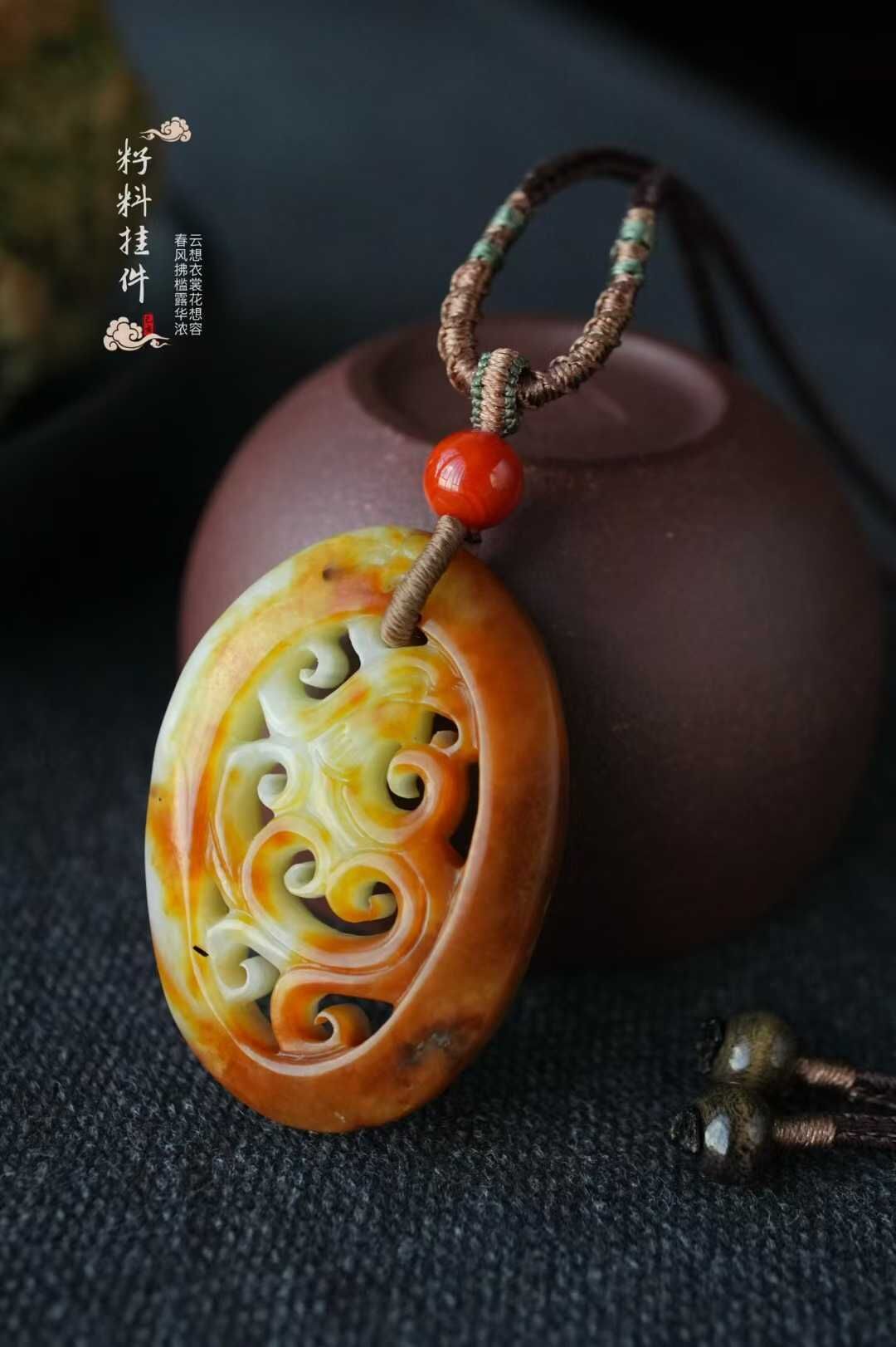 96449 和田玉金皮“有鳳來儀”籽料掛件