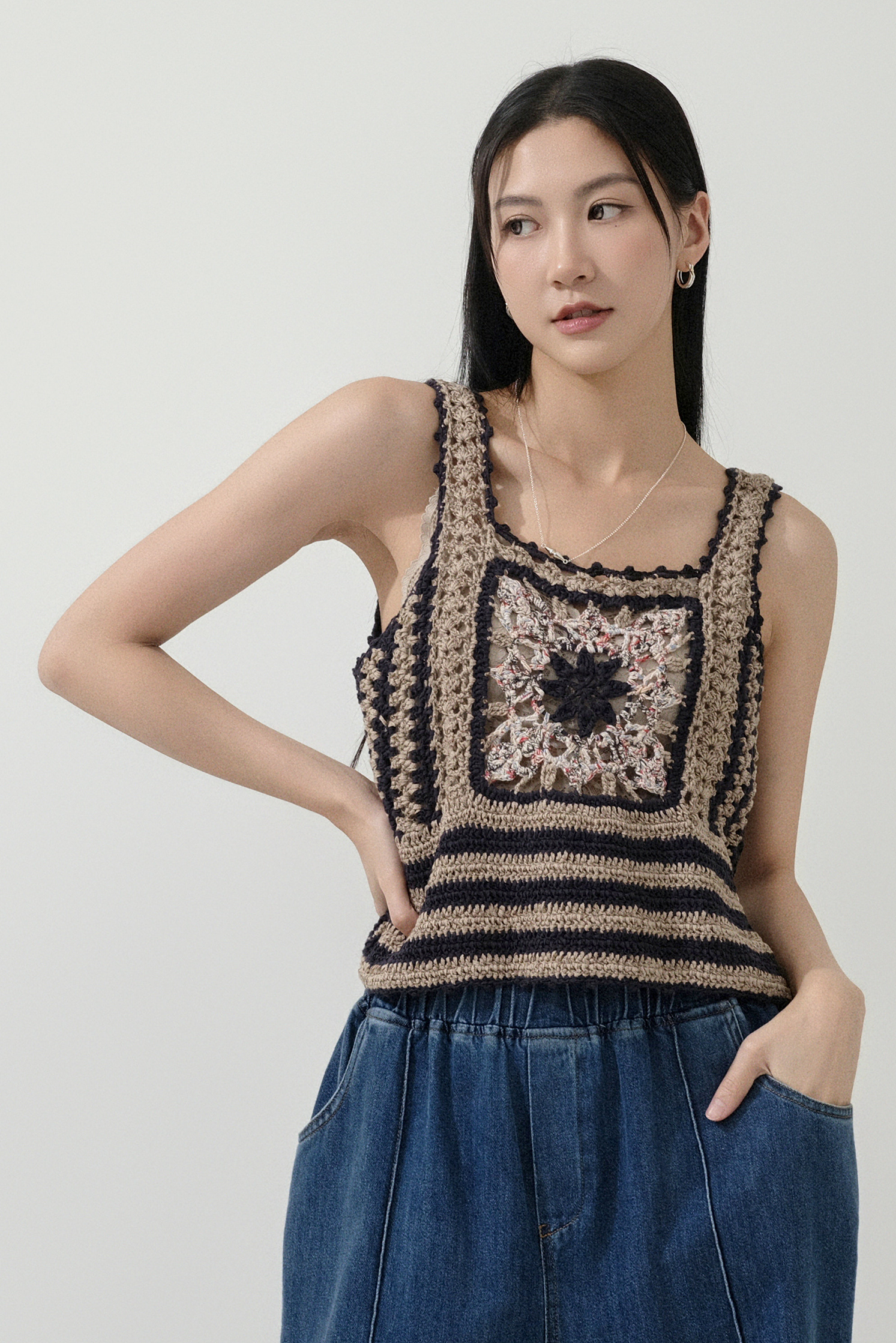 方形勾花民族針織背心 (預購產品）