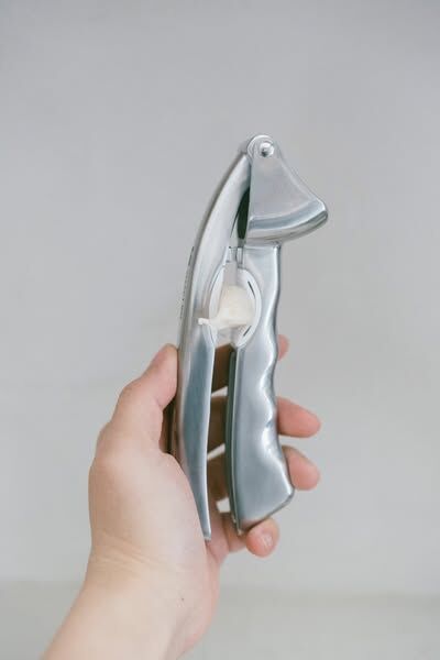 貝印 KAI 輕巧好握壓蒜器