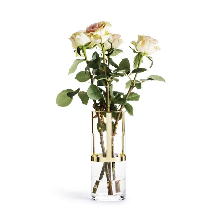Sagaform-Hold 花器-金,搭配插上粉紅玫瑰,展現滿滿貴氣。