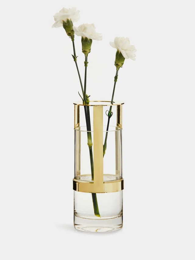 Sagaform-Hold 花器-金,搭配插上白色康乃馨,貴氣中充滿溫馨的質感