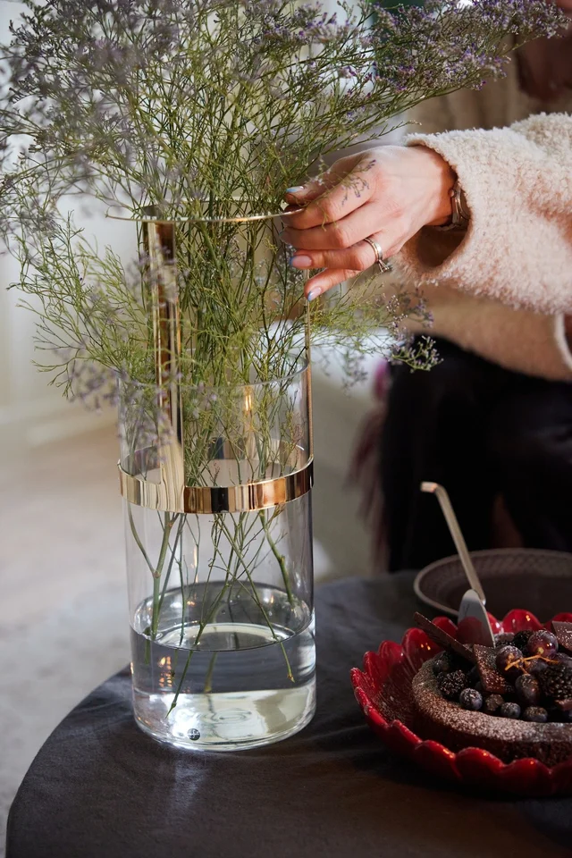 Sagaform-Hold 花器-金,搭配插上薰衣草,簡單優雅