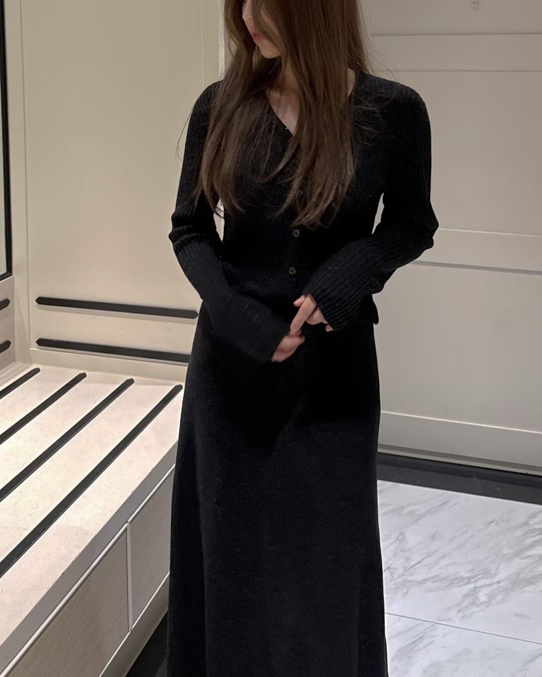 領口破損V領針織開襟衫