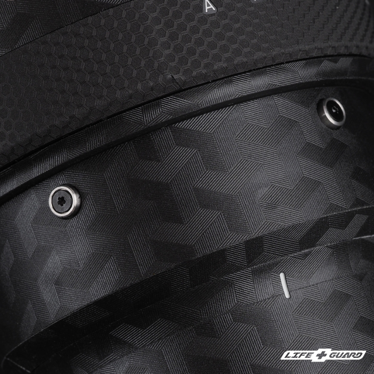 箭影黑貼膜質感，LIFE+GUARD 設計風格