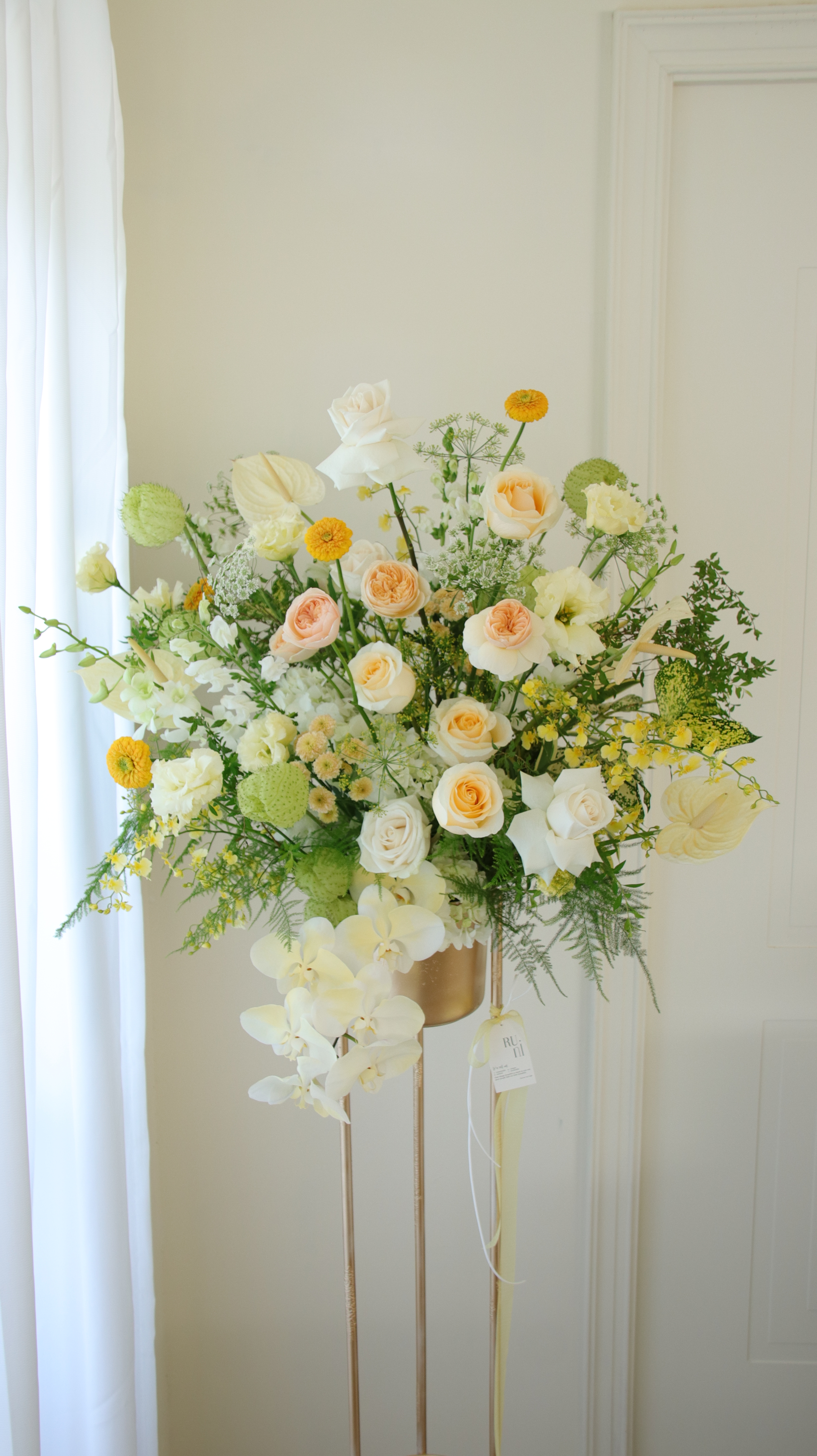 晨露花語- 白綠點綴黃橘色系鮮花高架花籃