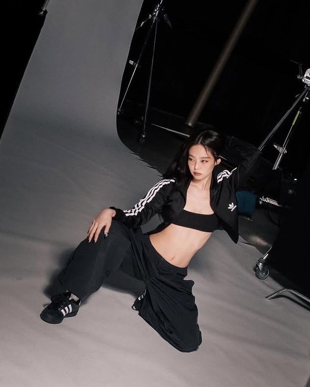 ADIDAS ORIGINALS OFF PLACED WOVEN 彎刀褲 寬褲 闊腿褲 長褲 運動褲 寬鬆 黑灰 JENNIE代言同款 女款 JX8111 / 預購