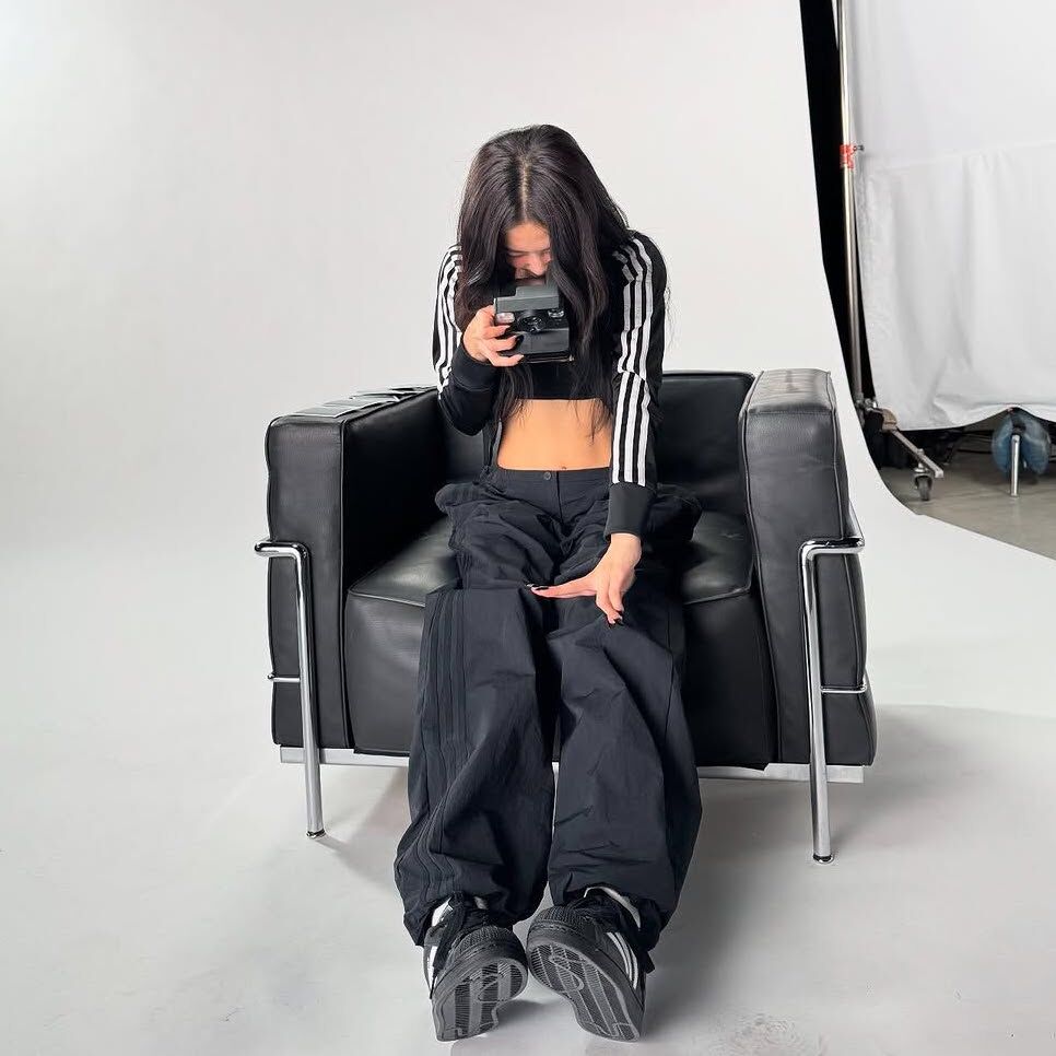 ADIDAS ORIGINALS OFF PLACED WOVEN 彎刀褲 寬褲 闊腿褲 長褲 運動褲 寬鬆 黑灰 JENNIE代言同款 女款 JX8111 / 預購