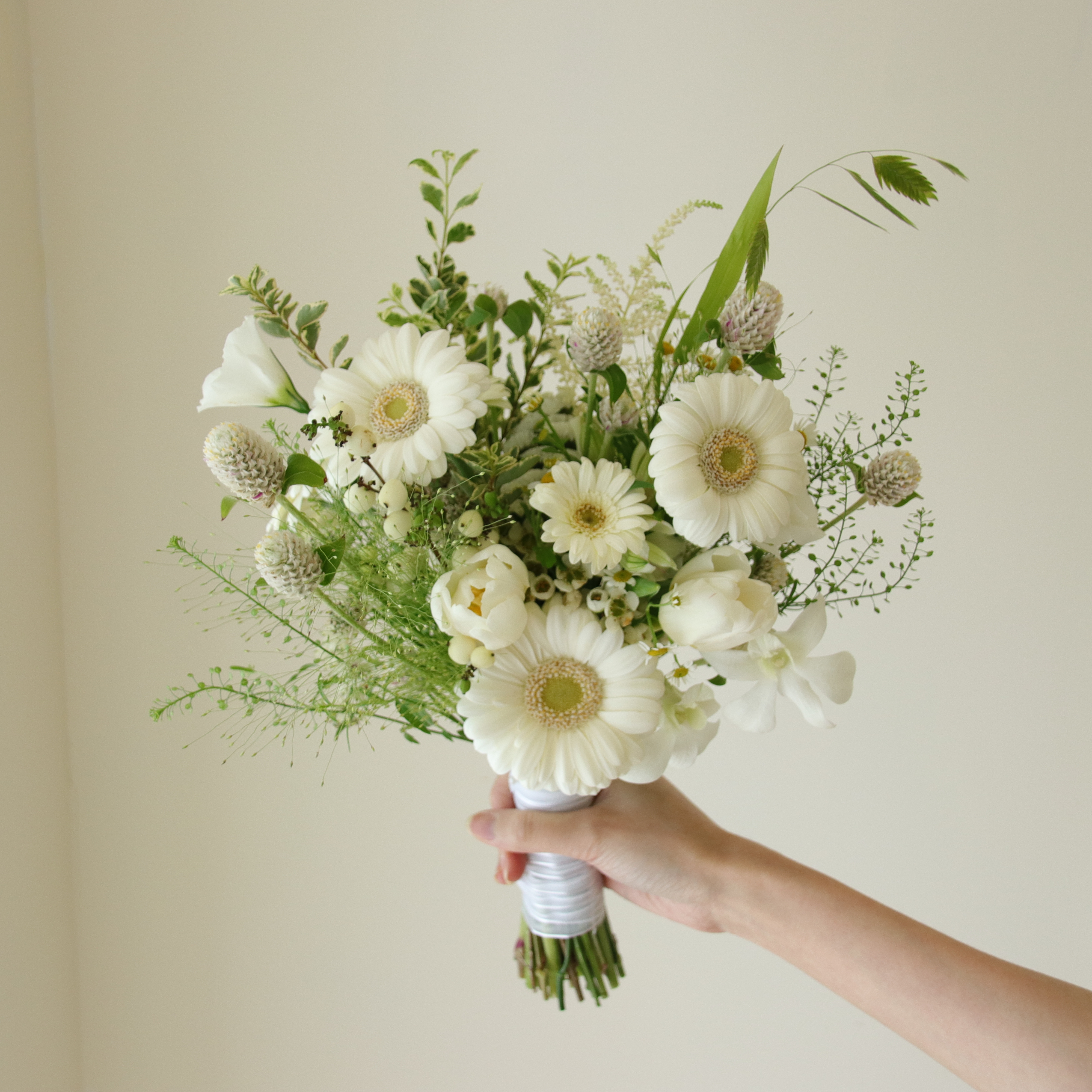 戀愛序曲 -進口純白太陽綜合鮮花捧花 (SIZE L)