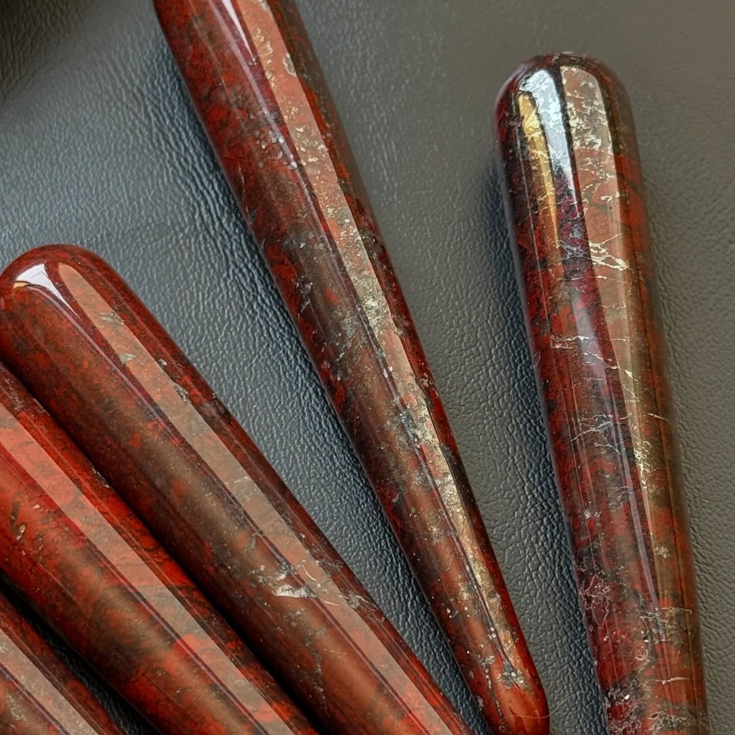 [原石] 紅碧玉共生赤鐵礦 穴道按摩棒 水晶美容儀 水晶按摩棒