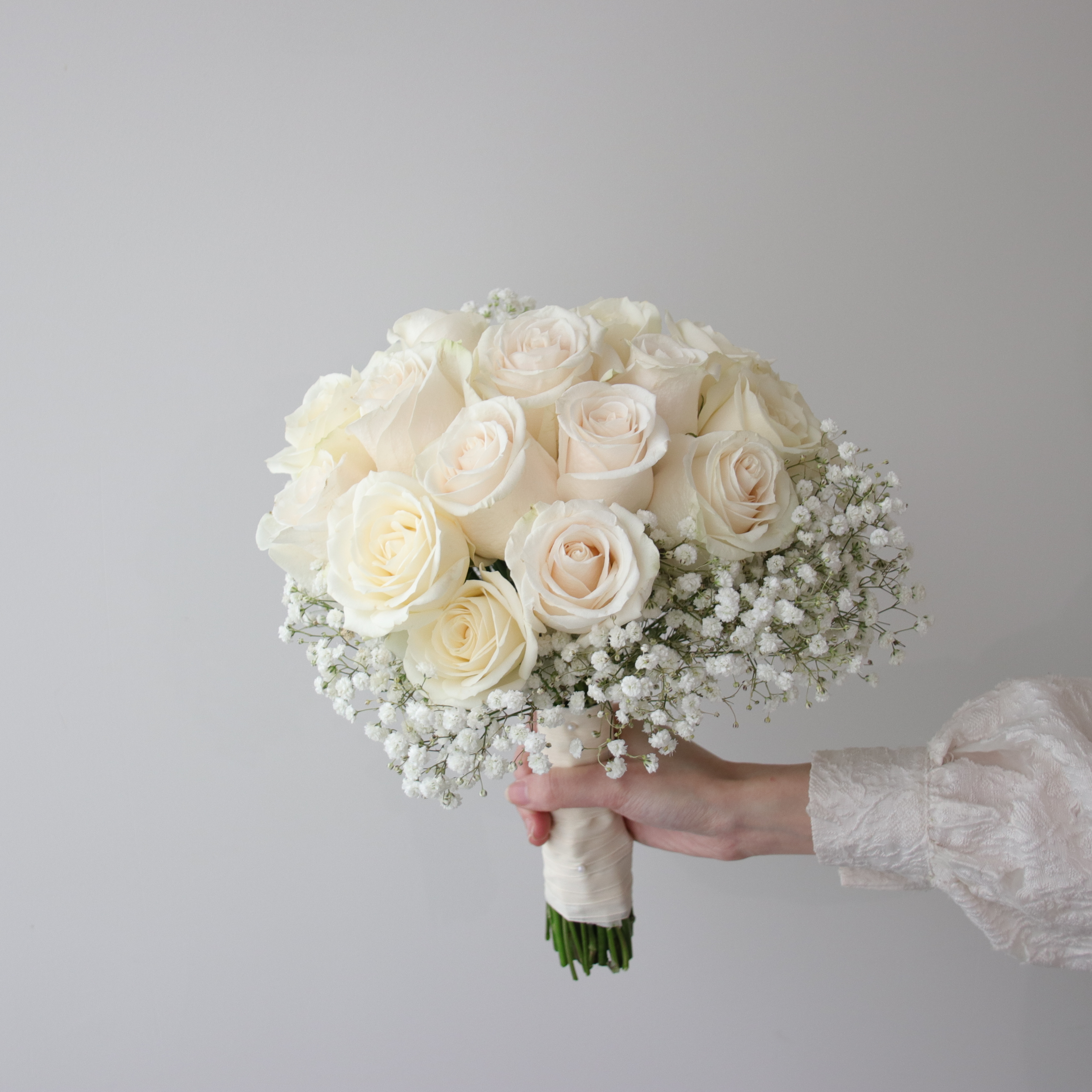 繁星之戀 -進口白玫瑰滿天星鮮花捧花