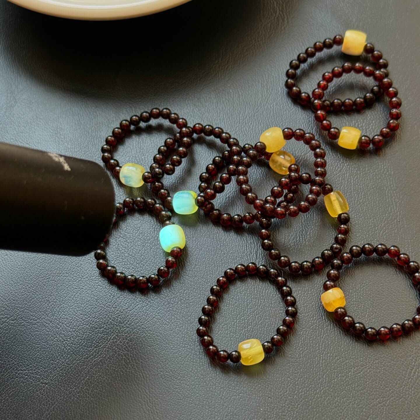 [原石] 琥珀蜜蠟+血珀 彈性繩戒指