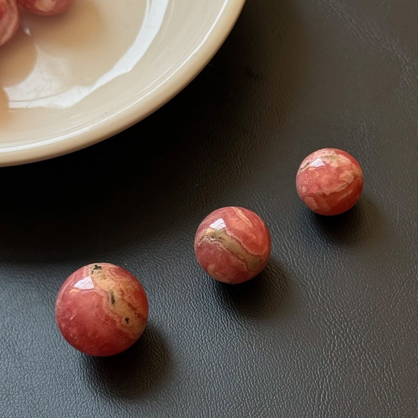 [原石] 菱錳礦 / 紅紋石 水晶球