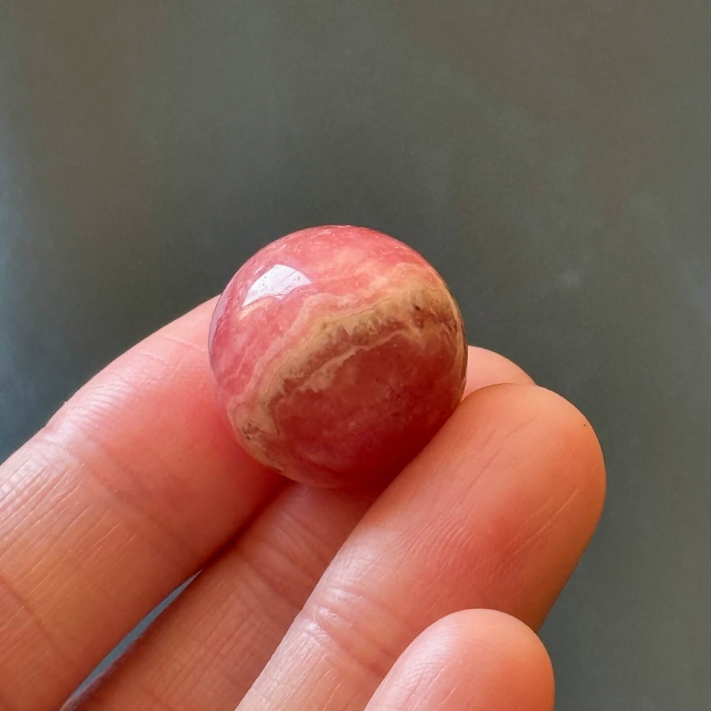 [原石] 菱錳礦 / 紅紋石 水晶球