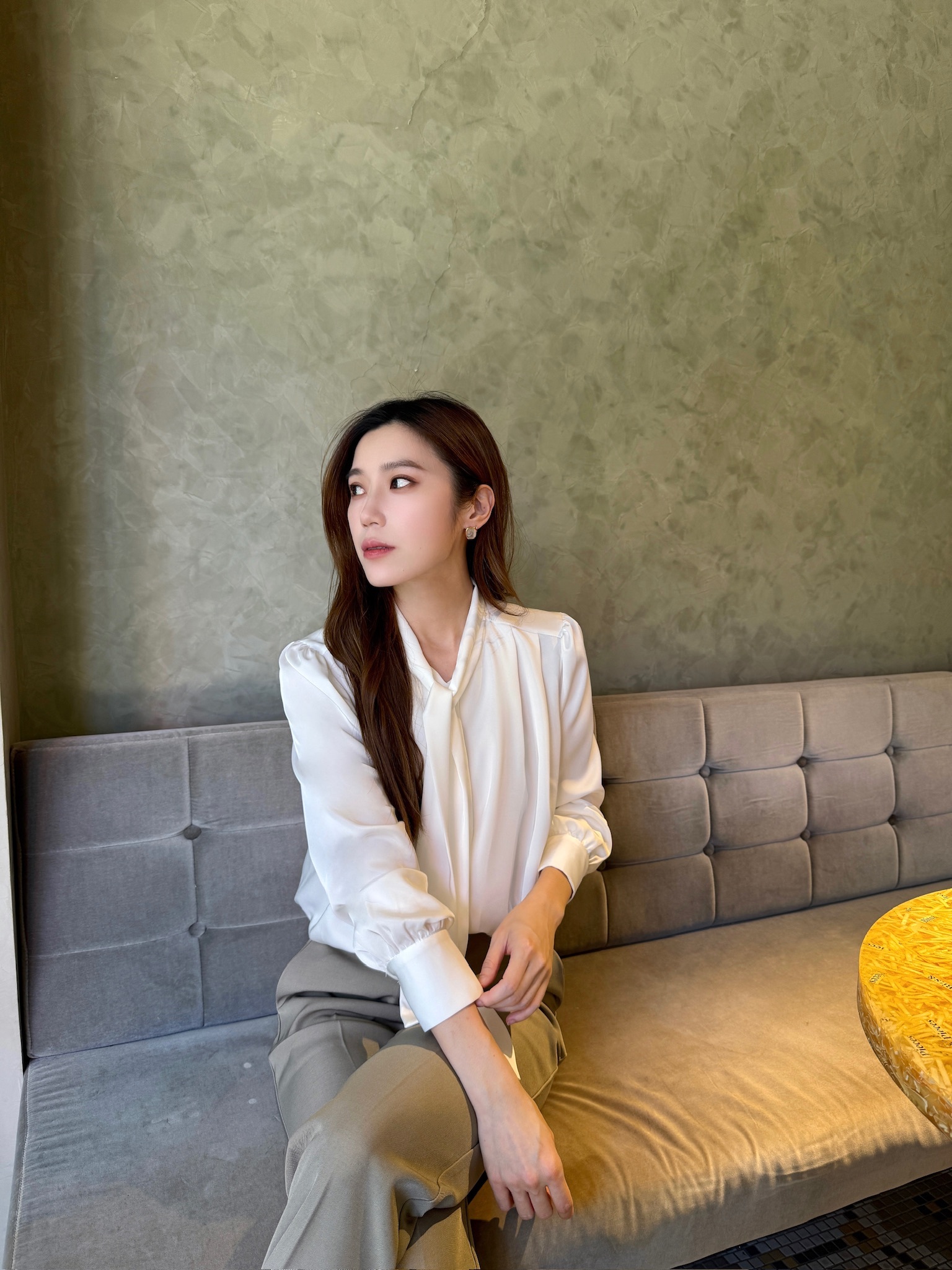 (極舒適)絲滑領巾肩抓褶上衣