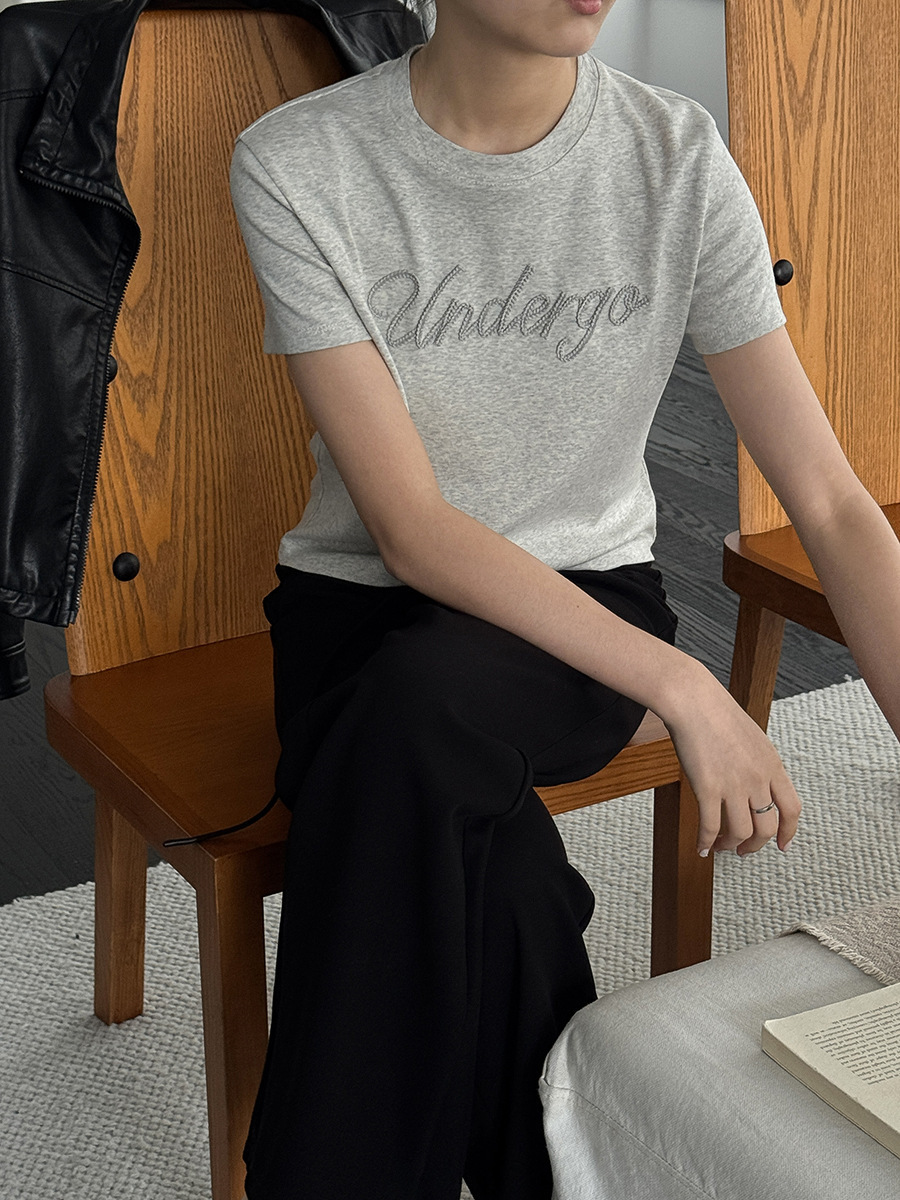 9W06 立體刺繡草寫字母短棉TEE 三色